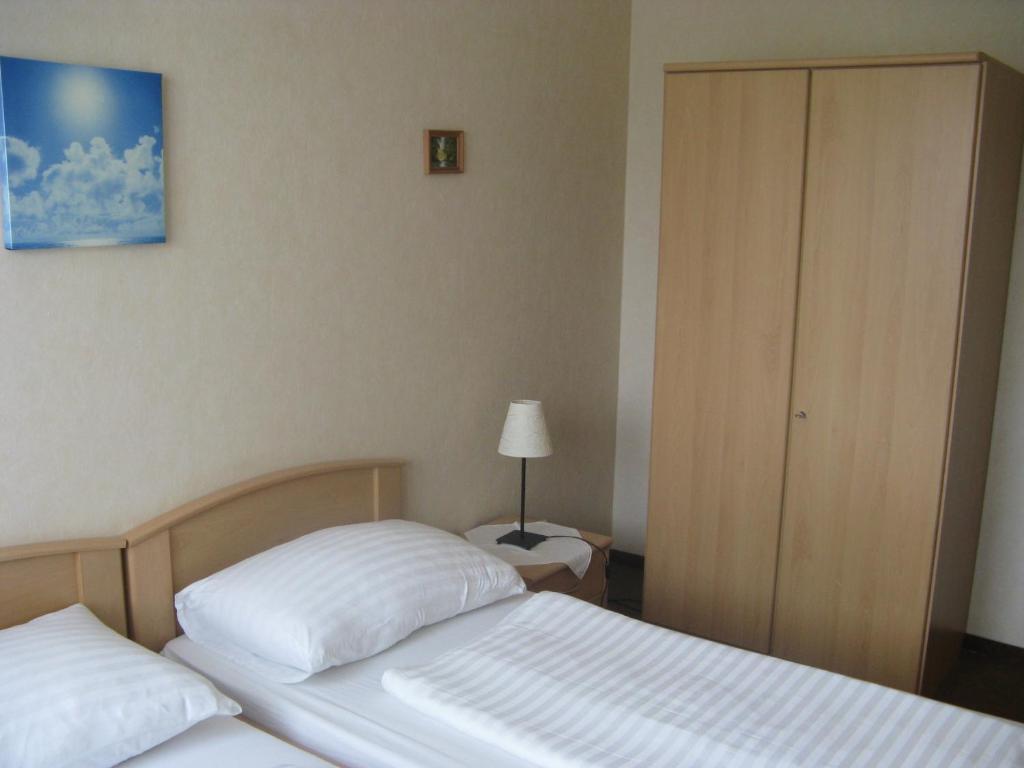 Gasthaus Roter Hahn Hotel Hoflein an der Donau Room photo